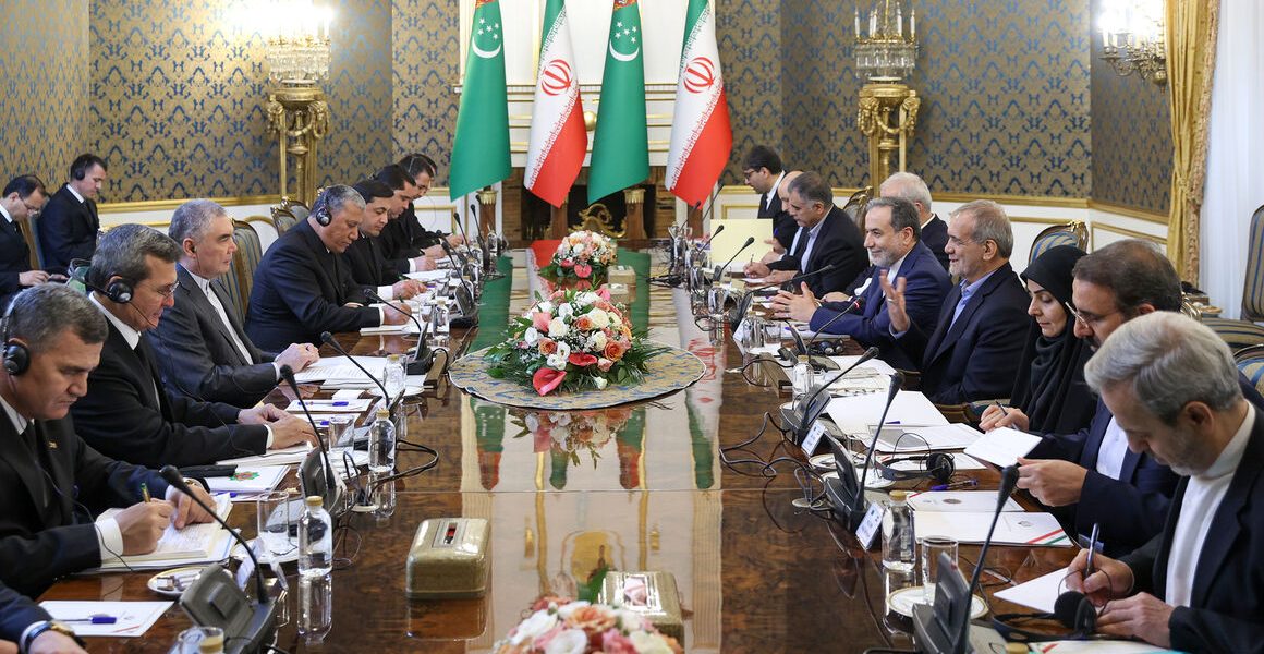 پزشکیان: توافق گازی تهران – عشق‌آباد اقدامی راهبردی برای تبدیل ایران به قطب گازی است