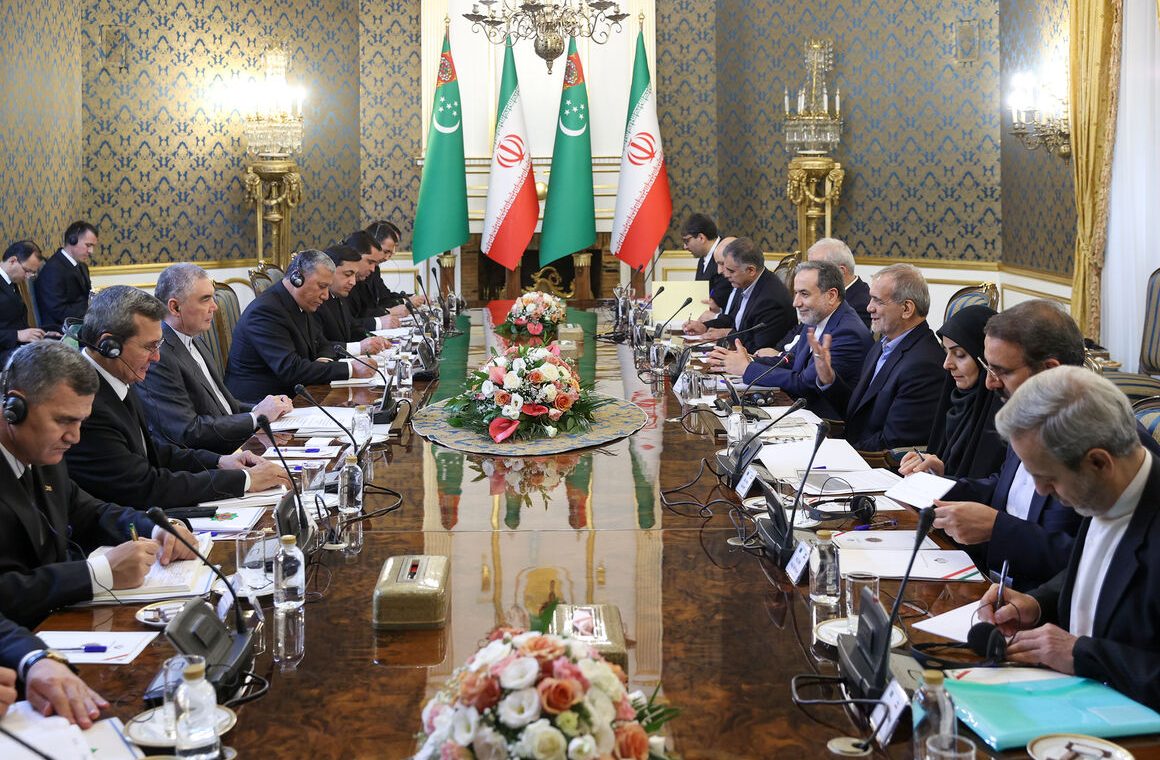 پزشکیان: توافق گازی تهران – عشق‌آباد اقدامی راهبردی برای تبدیل ایران به قطب گازی است